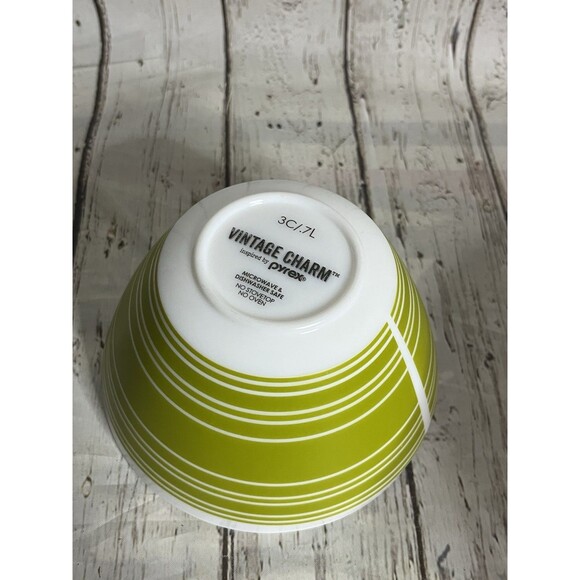 Vintage Charm Inspired by Pyrex Mixing Bowl Green Stripes - 3 Cups - 0.7 Liters - Picture 6 of 6